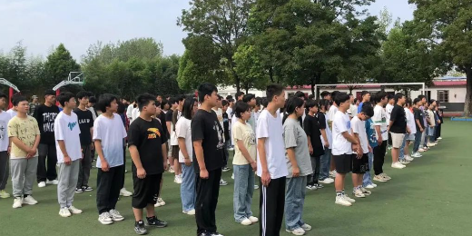 颍上三铭中等专业学校（止戈校区）升旗仪式